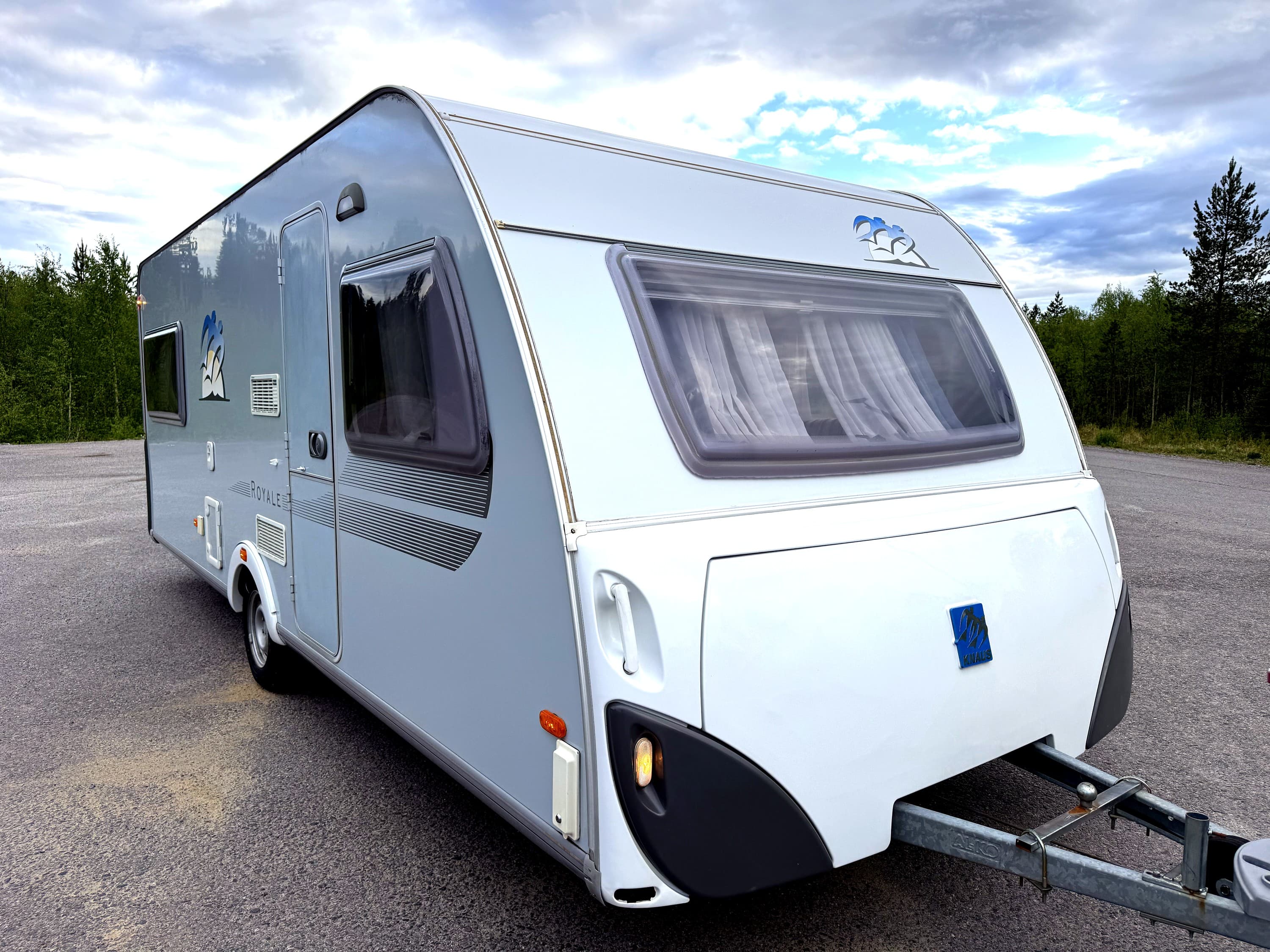 Campingvagn uthyres Luleå – Knaus 580 Royale UK framifrån